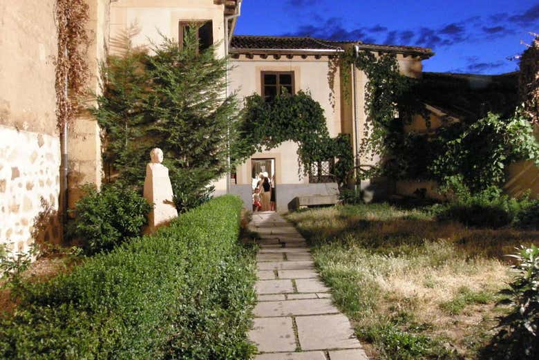 Patio de la antigua pensión en la que residió Machado