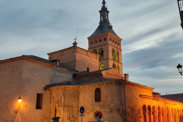 Igreja de San Martín ao anoitecer