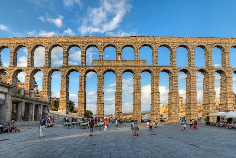 Vista frontal do aqueduto