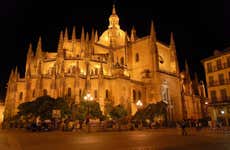 Ingresso da Catedral e sua torre + Palácio Episcopal
