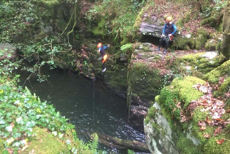 Pulando em uma das piscinas naturais