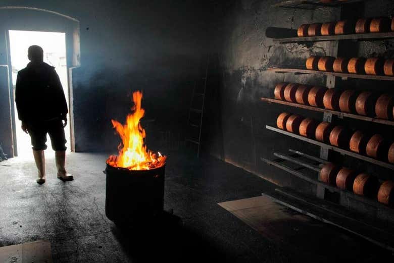 Veremos a sala onde o queijo é defumado