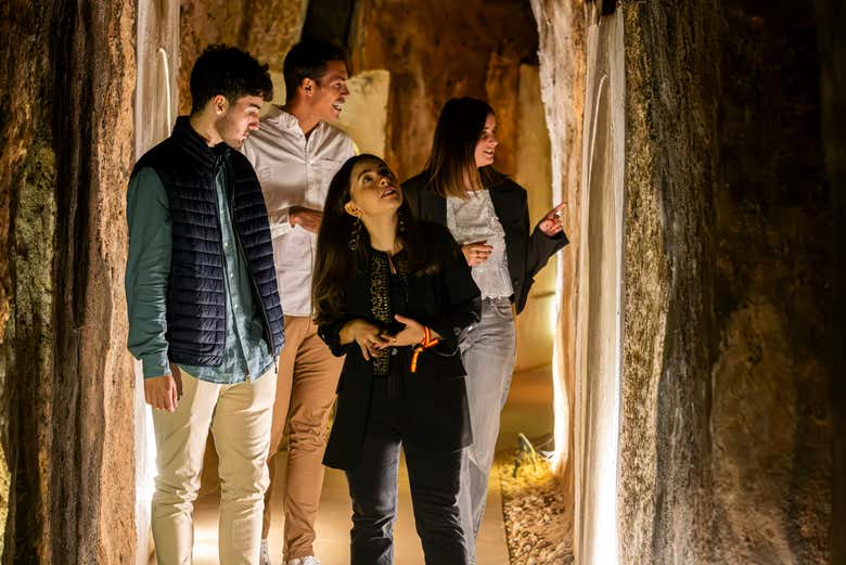 Admirando las bodegas subterráneas De Alberto
