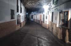 Free tour de nuit dans Setenil de las Bodegas
