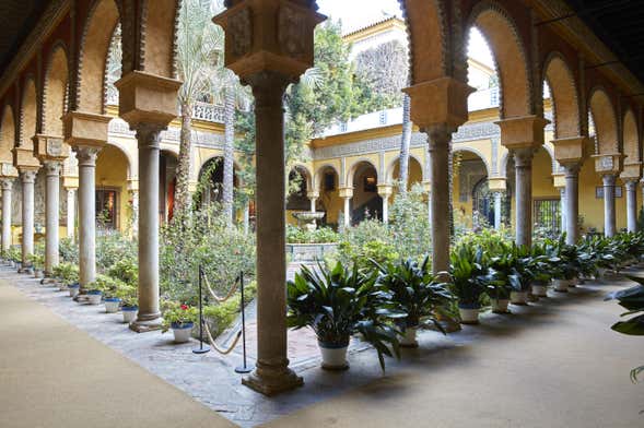 Entrada al Palacio de las Dueñas