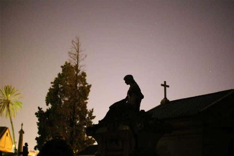 Anochecer en el cementerio sevillano de San Fernando