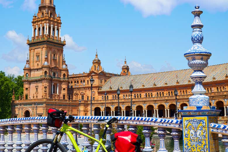 Vous passerez par la magnifique plaza de España