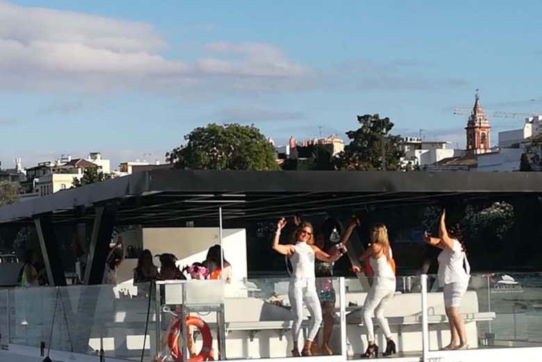 Disfrutando del paseo en barco ecológico