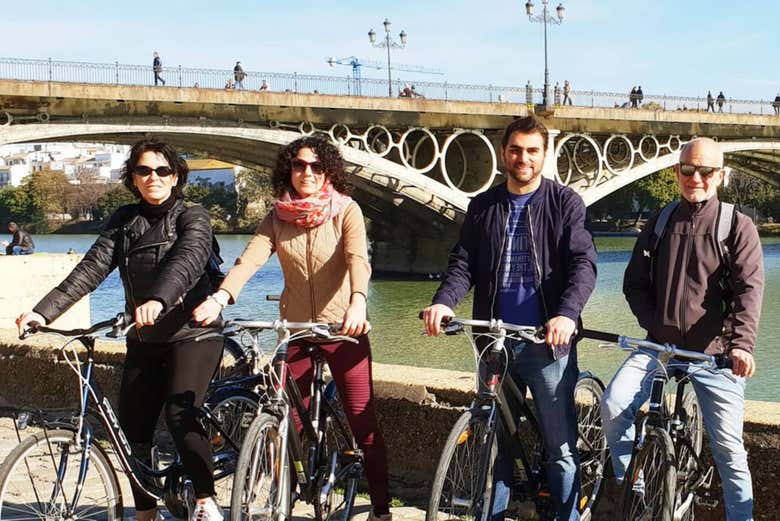 Pédaler face au pont de Triana