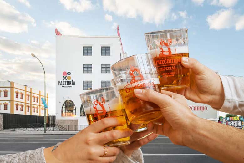 Brindando con cerveza Cruzcampo
