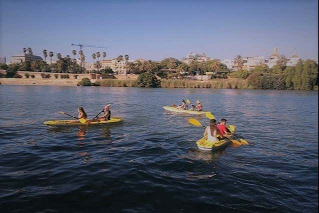 Grupo de kayak en el Guadalquivir Sevilla
