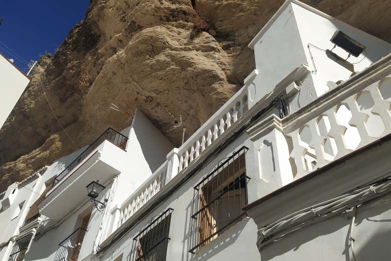 Veréis como la roca sobresale por encima de las casas