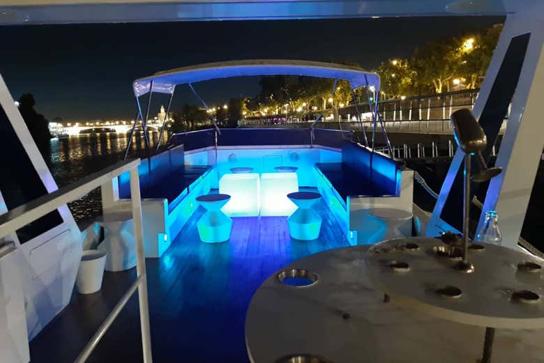 Interior del barco por la noche