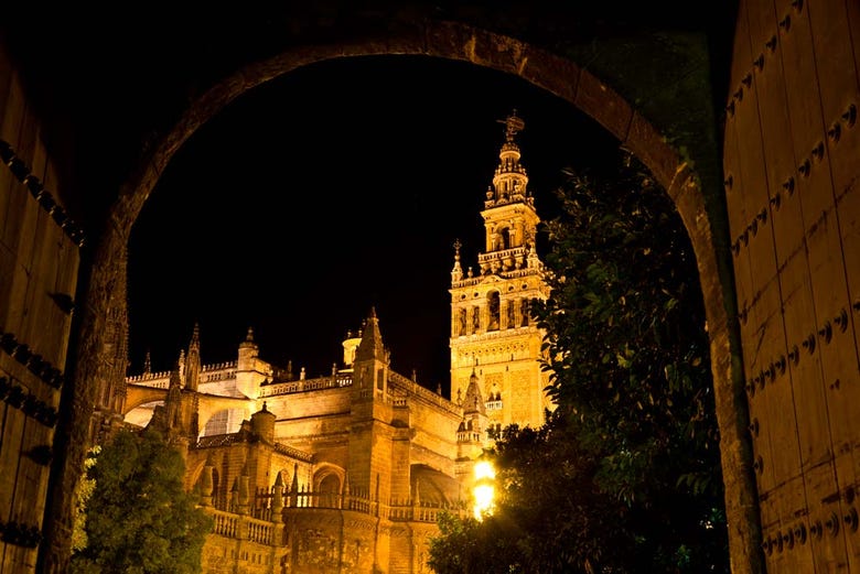 La Cattedrale di Siviglia illuminata