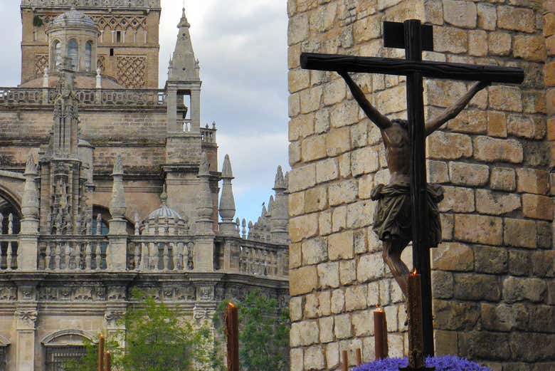La solemnidad cofrade frente a la gran catedral