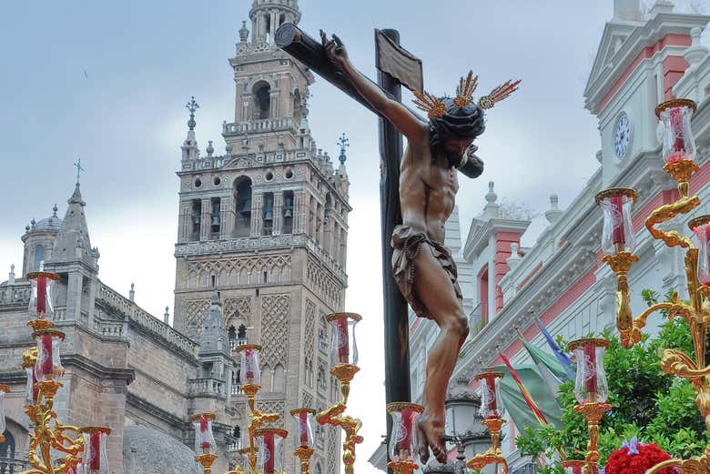 El paso de Cristo junto a la silueta de la Giralda