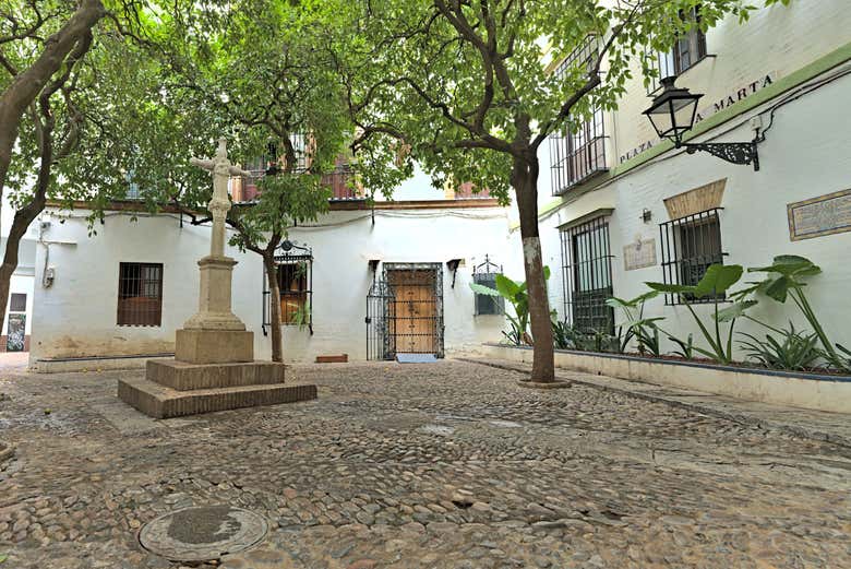 Croix de Santa Marta sur une place de Séville