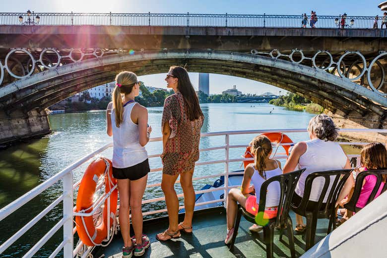 No convés do barco à frente da ponte de Isabel II