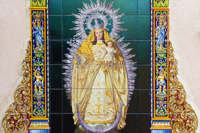Decoración exterior de la iglesia de Santa María la Blanca