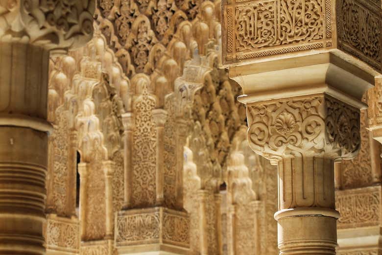 Ornamentación de las columnas de la Alhambra
