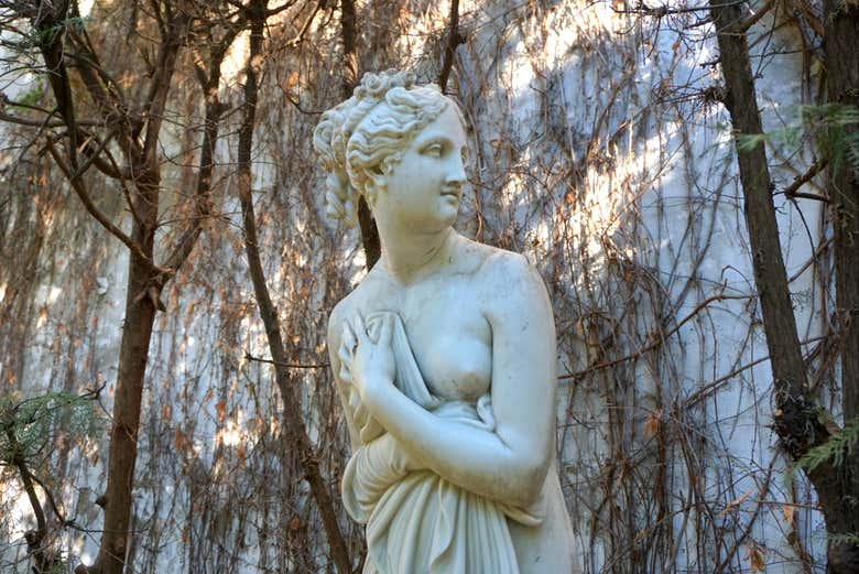 Detalle de una escultura del Palacio de Dueñas