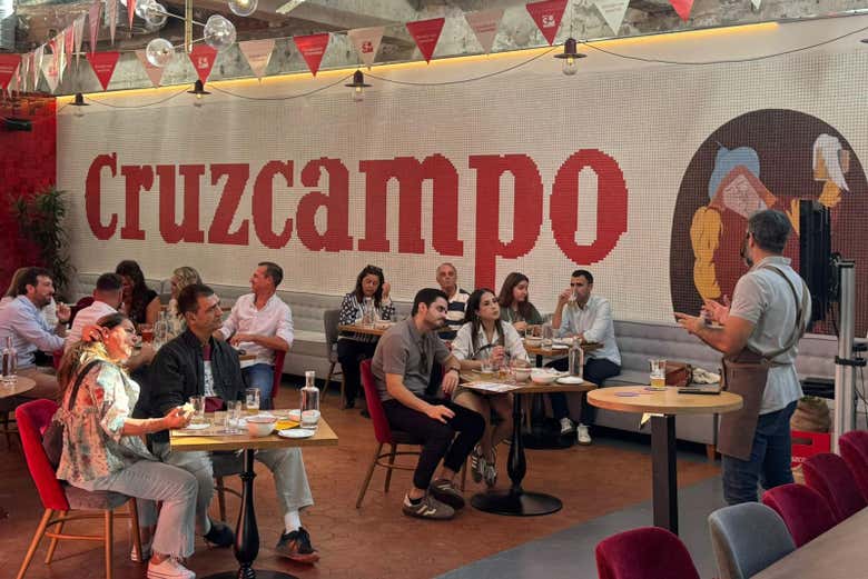 Disfrutando de la cata de cervezas Cruzcampo