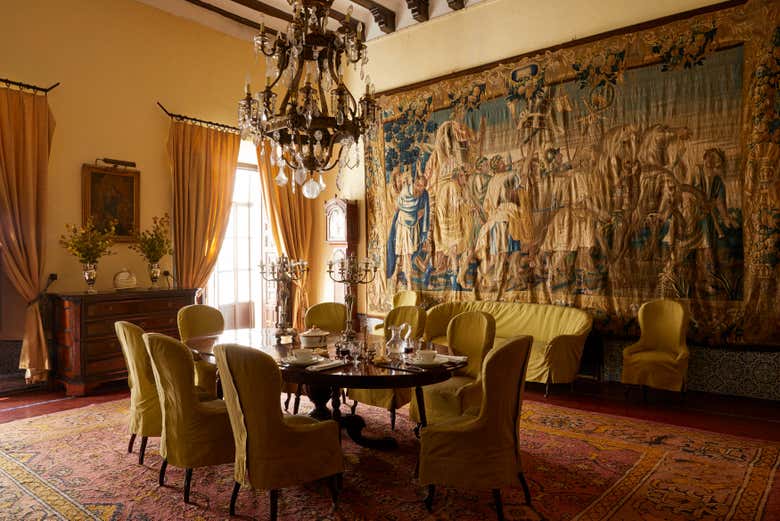 Imponenti arazzi in una delle sale di Palazzo