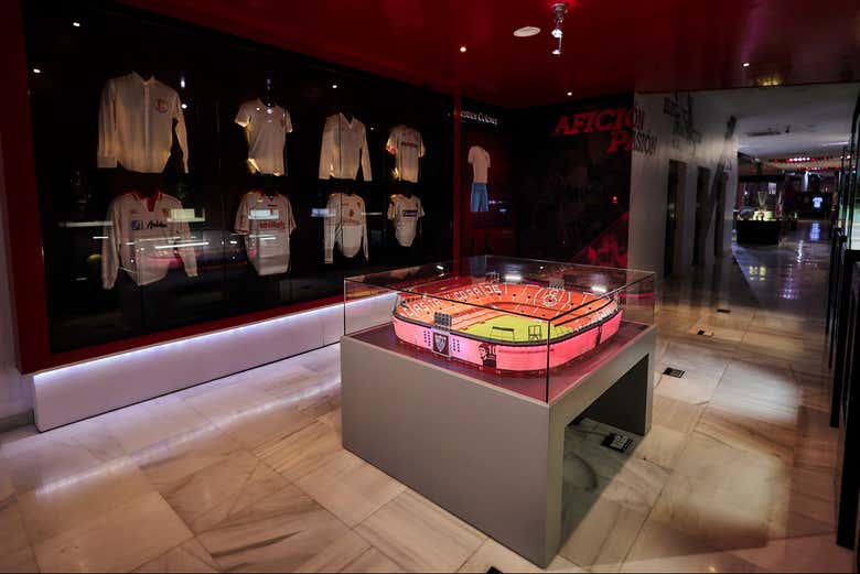 Veréis las diferentes equipaciones que ha vestido el Sevilla