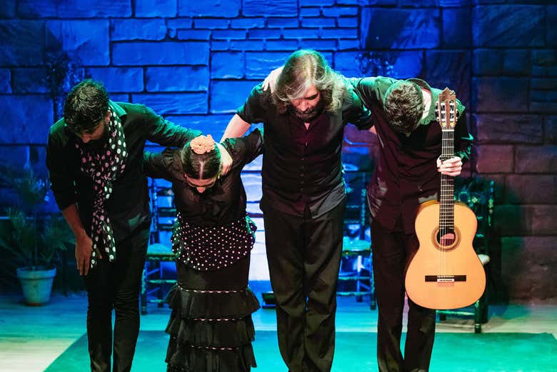 Artistas despidiéndose al final de espectáculo