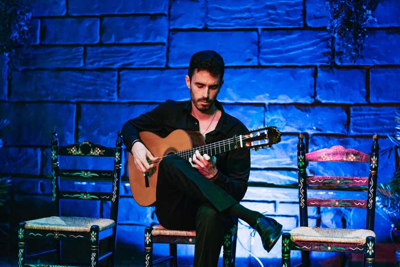 Guitarrista preparado para comenzar el espectáculo flamenco