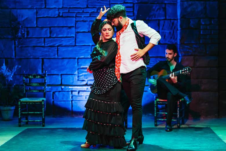 Una pareja de bailaores de flamenco