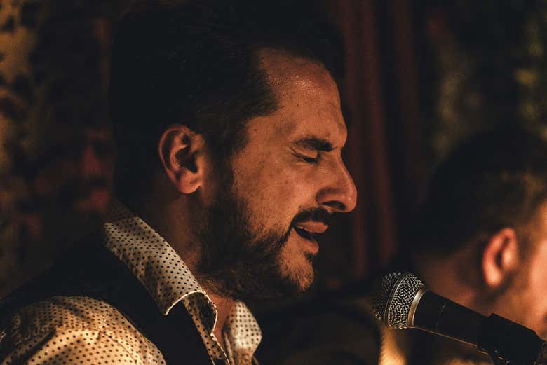 Cantaor flamenco durante la actuación 