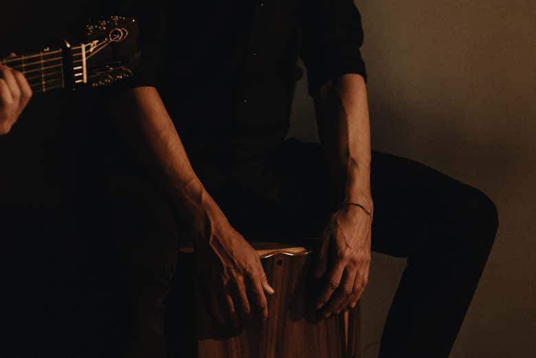 Percusionista interpretando flamenco