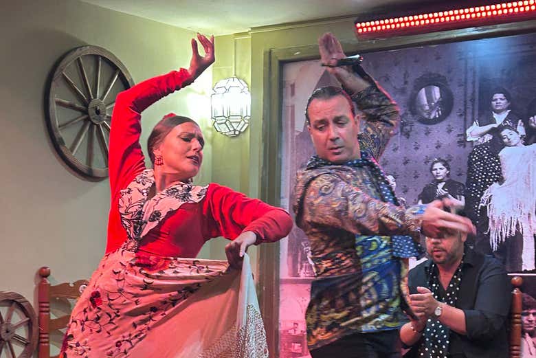 Admirando a arte da dança flamenca no tablao