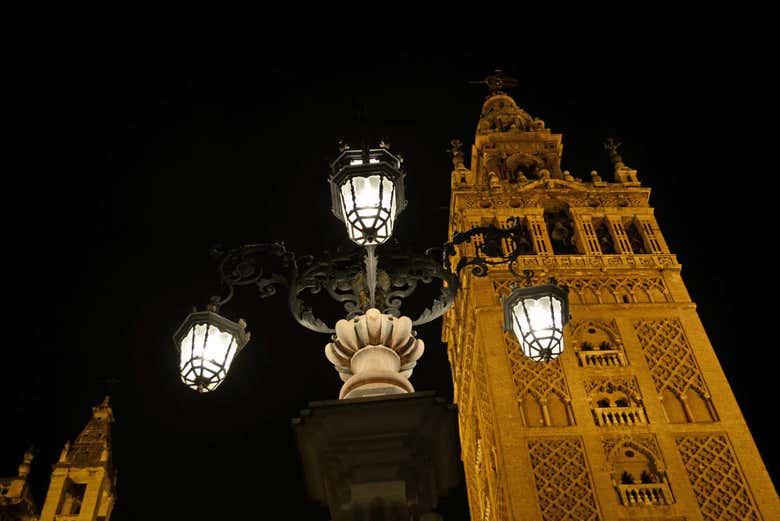 La Giralda bajo las luces nocturnas