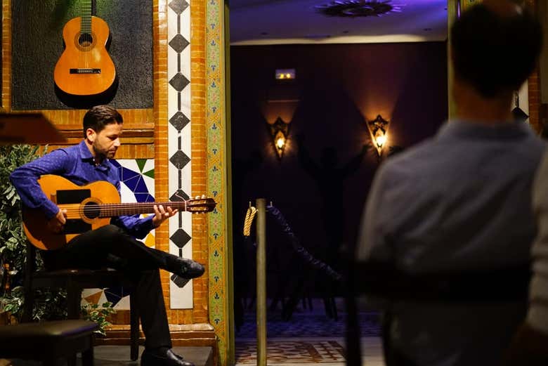 Guitarrista no espetáculo flamenco