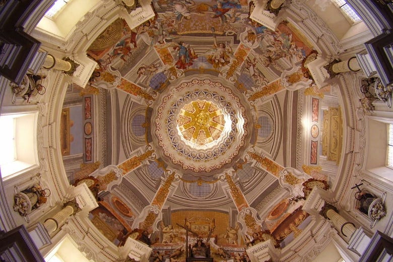 Interior da cúpula da Igreja de São Luís dos Franceses