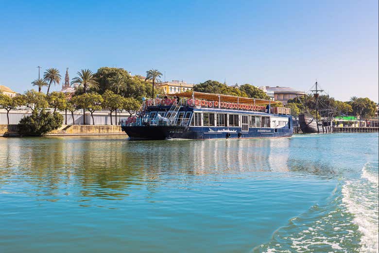 Panorámica del barco a su paso por el Guadalquivir