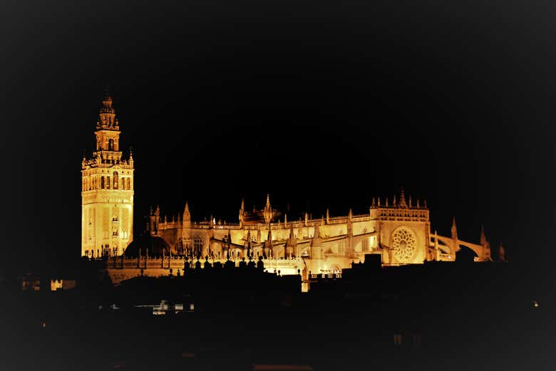 Catedral de Sevilla de noche