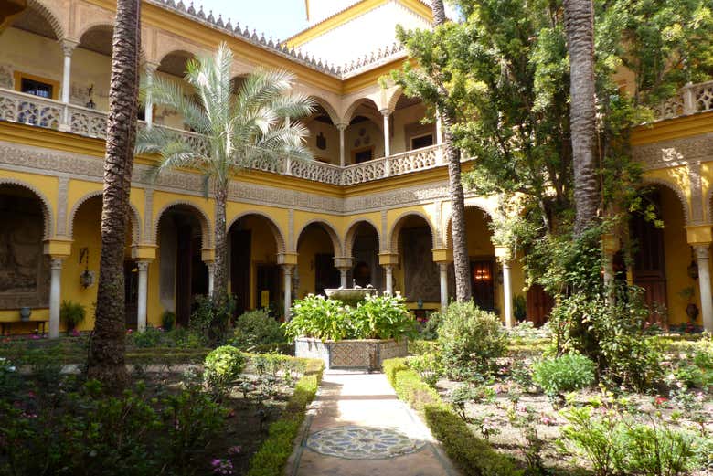 Admire the courtyard at the Palacio de las Dueñas