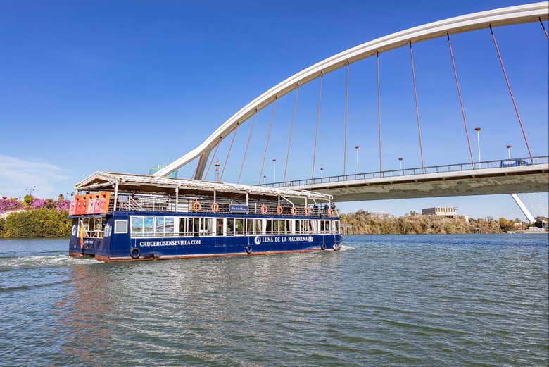 El barco bajo uno de los puentes más vanguardistas de Sevilla