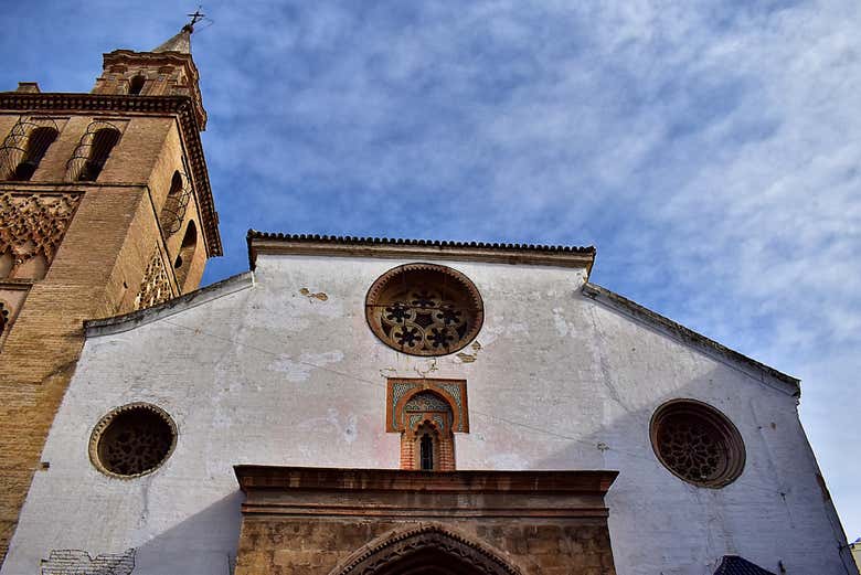 Contemplando la fachada de la parroquia de Omnium Sanctorum