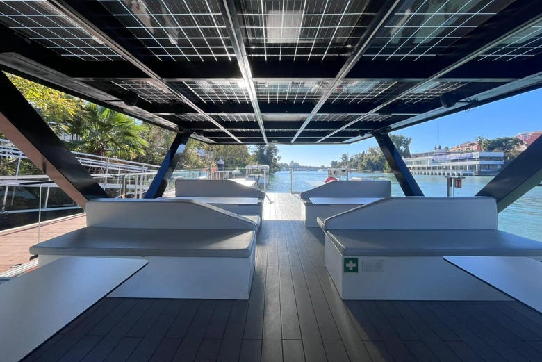 Intérieur du bateau solaire à Séville