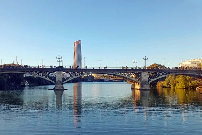 El puente de Triana de día