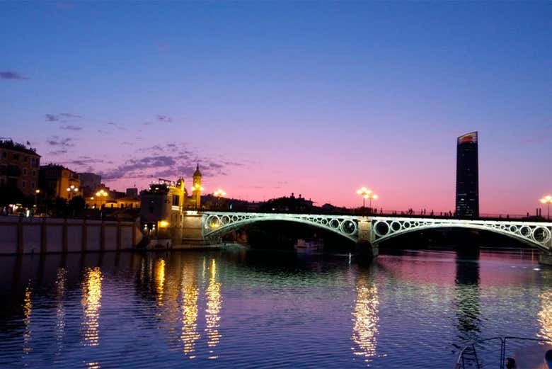 Contemplaremos el puente de Triana al atardecer