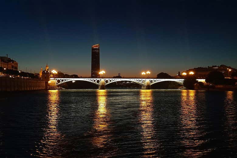 La belleza del puente de Triana de noche