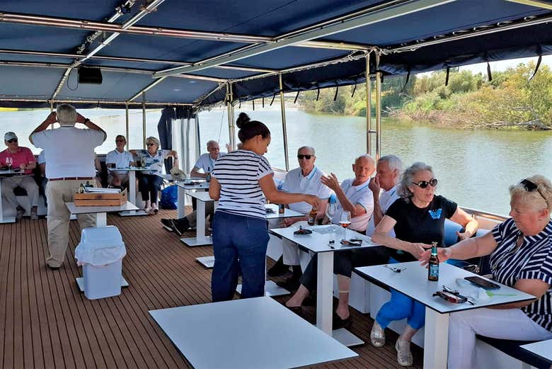 Relajándonos en la terraza superior del barco