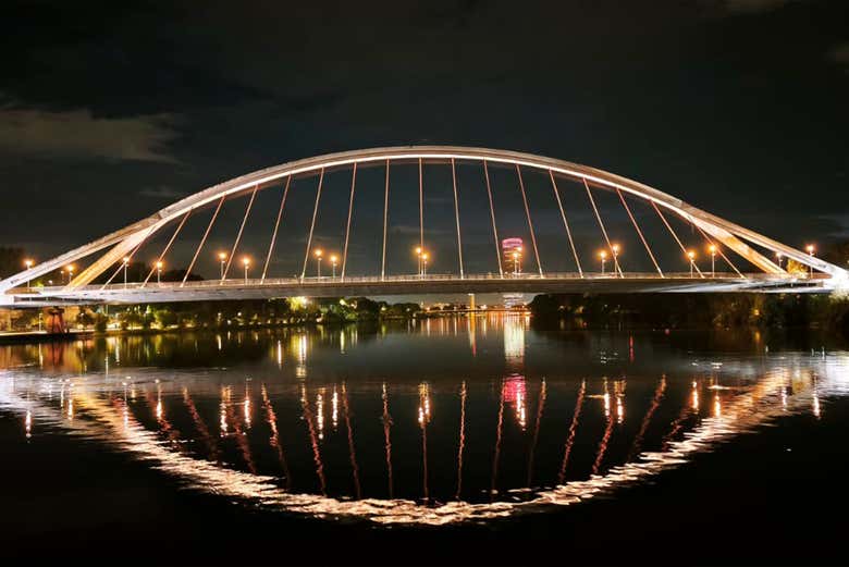 El puente de la Barqueta iluminado por la noche