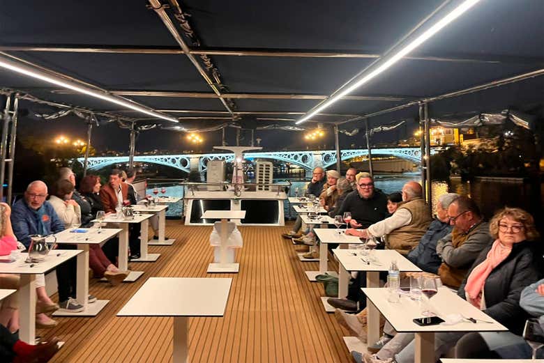 Tomando una deliciosa cena navengando por el Guadalquivir