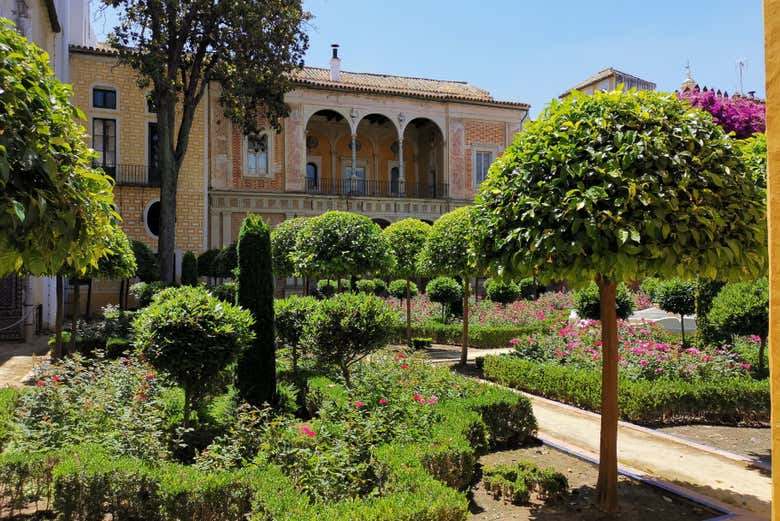 Jardines repletos de vegetación en la Casa de Pilatos